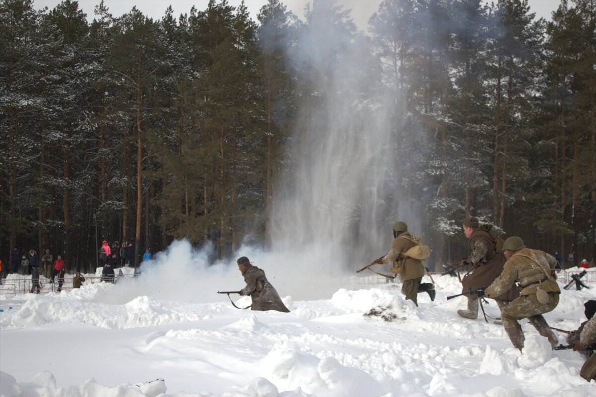       Привет друзья! Еще недавно мне подруга скинула пост на приглашение реконструкции битвы  Сталинграда. Как ценитель таких мероприятий и любитель фотографировать на старенький кенон я с удовольствием пошел с ней на это прекрасное мероприятие.       Мы пришли пофотографировались с нашими солдатами с пулеметом. Потом сфотографировались с немецким офицером и даже с кубанскими казаками. Людей было на удивление много. Из транспорта мотоцикл Урал и легендарная полуторка и тд. Увидел первый раз военный мотоцикл BMB. Потом мы встали около ограждения и начали ждать начало. Объявили старт, справа наши слева немцы. Противники пустили вперед по якобы заминированным дорогам сначала женщин и детей. Они живы, здоровы, прошли на нашу территорию. Наши солдаты проверяли палками каждый сантиметр земли. Потом пошла разведка, и начался бой. Наши сначала стреляли на расстояние. Потом начали просто теснить врага и в конце победили. Но то ощущение от такой битвы просто захватывает. Взрывы ,громкие выстрелы пусть даже холостых патронов дало море эмоций.
    Я благодарен организатором данного мероприятие и каждому участнику пусть даже в немецкой форме. Вы нам предоставили возможность в нашем городе впервые увидеть данную реконструкцию. Ни чего подобного у нас не было. Спасибо вам было потрясающе и запомниться надолго.
