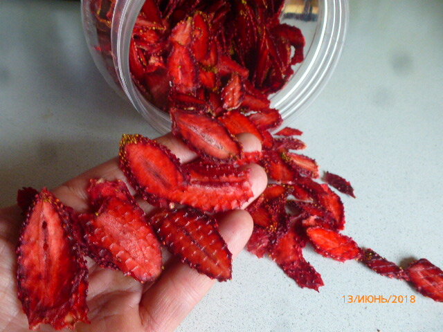 Клубничные чипсы (снеки) стали для нас сначала для самих очень выгодным способом заготовки и хранения клубники. Мороженная мне лично не нравится. Я уж в каких вариациях не изготавливала: и перекрученная на блендере и с добавлением сливок- нет, все-равно ощущаю в ней после заморозки посторонний привкус, хотя и хранится в морозильнике в герметичной упаковке. 