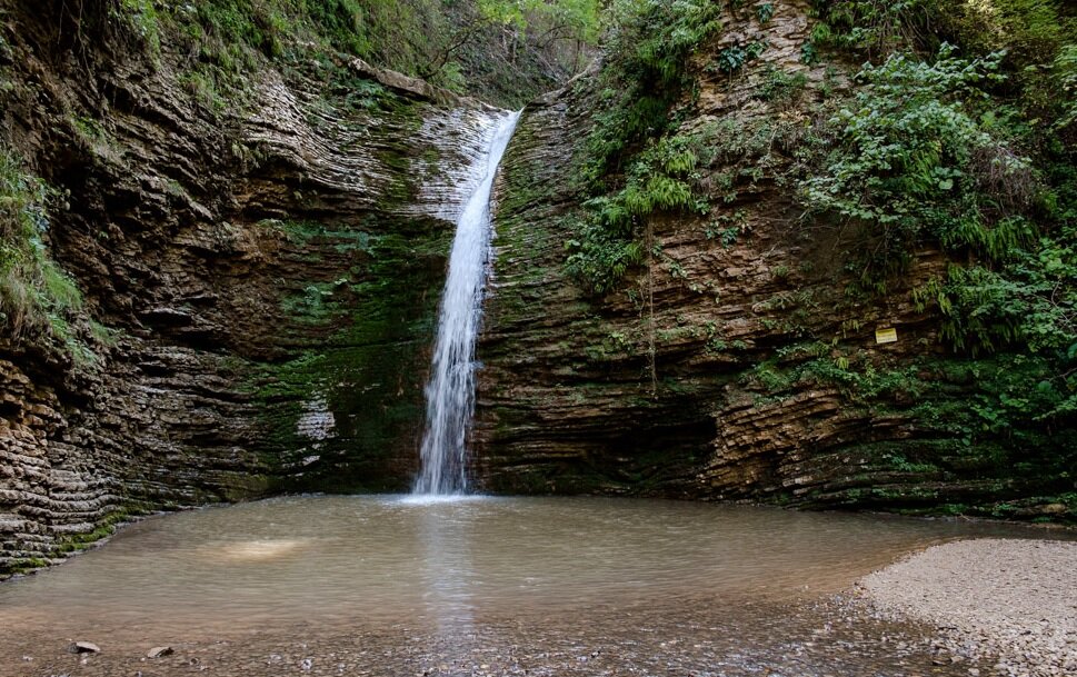 Один из водопадов Руфабго. Шнурок или Девичья коса.