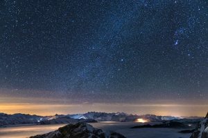 Мы всегда думали, что во вселенной бесконечное количество звезд. Однако современная наука говорит нам, что в космосе около 10 миллиардов триллионов звезд. Если мы напишем число 10 миллиардов триллионов, то цифра будет 10 000 000 000 000 000 000 000. Согласно другому исследованию, количество звезд во вселенной превышает количество песчинок, которые мы видим на земных пляжах.