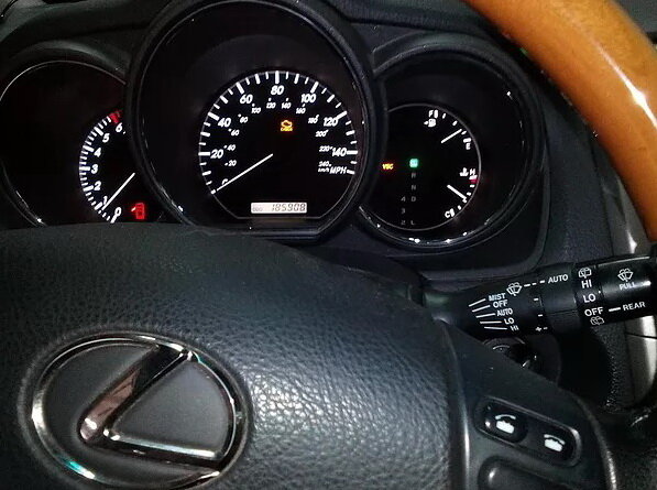 На панели приборов это выглядит так - check engine + VSC.