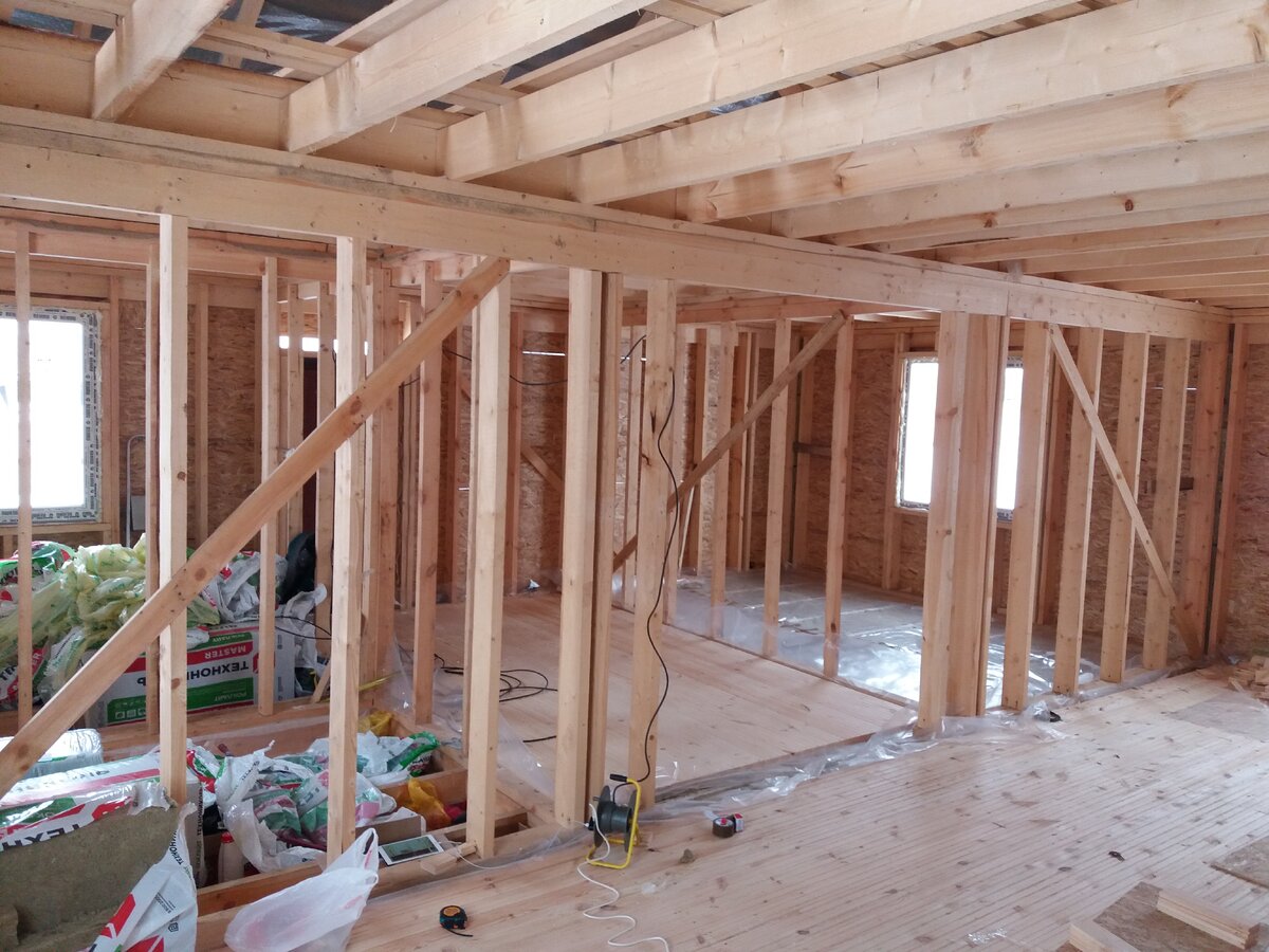 Фото годичной давности, но тут видно, что настил перевернут. Мы не прогадали. Доски высохли и легли на чистовую просто шикарно!