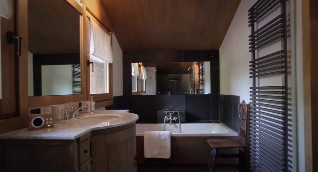 Интерьер ванной в шале – натуральное дерево, камень и правильно подобранная сантехника