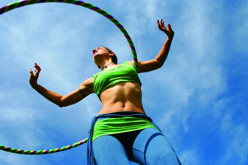 источник фото: https://2krota.ru/pictures/devushka-i-obruch-20-foto.html