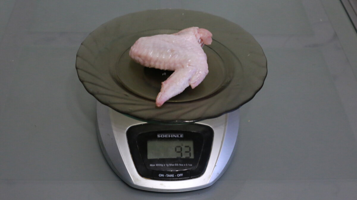 Сколько грамм в курином мясе. 100 Гр индейки. 100 Грамм отварной курицы. Курица вареная 100 грамм. 100 Грамм отварной курицы на весах.