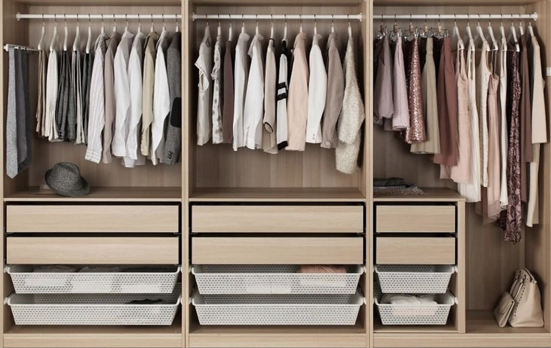 Вместительный шкаф для одежды. Шкаф для моделей. Шкаф купе в спальню внутри. Модели шкафов для одежды. Модель шкафов для одежды.