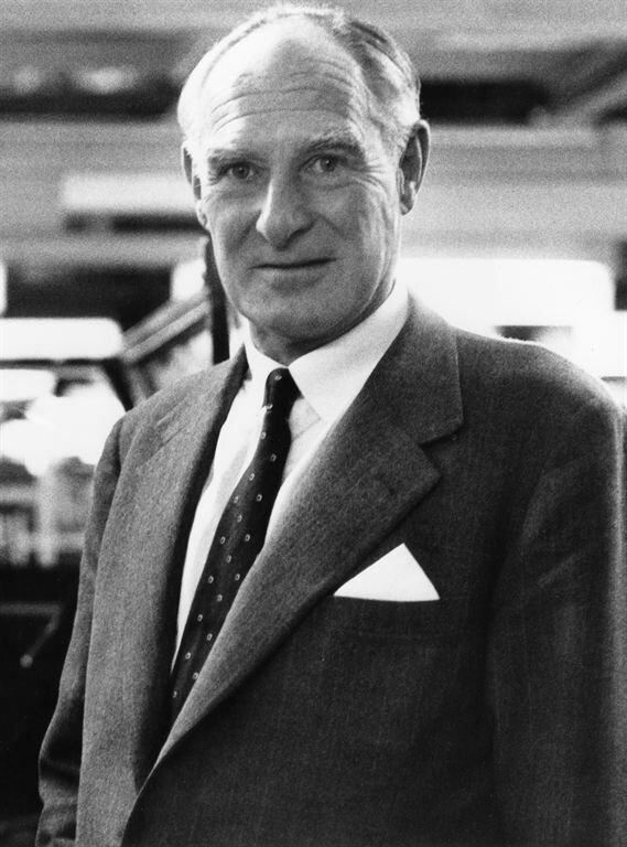 Морис Уилкс (Maurice Wilks), годы жизни:1904-1963. - Является создателем автомобилей  Land Rover Series I,Land Rover Series II и Land Rover Series IIA.