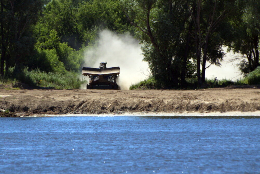 На нижегородском берегу Оки работают инженерные машины разграждения