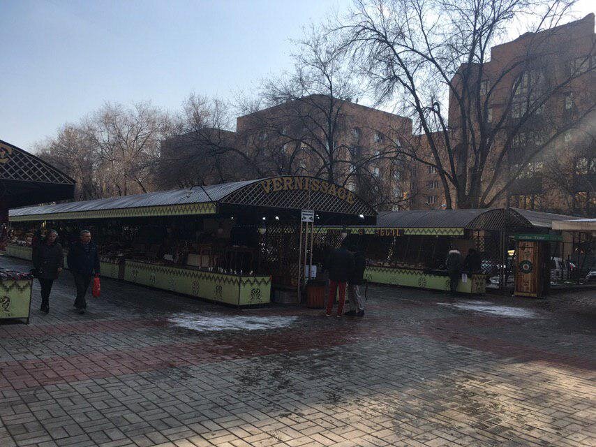 Вход свободный, в январе температура в пределах +2-4 градуса и можно гулять вдоль открытых рядов