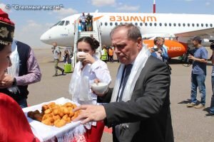 Принята важная государственная программа развития сельских территорий, ее  масштаб — 2, 3 триллиона рублей; Калмыкия обязательно должна в этой программе участвовать и найти точки роста, куда мы должны будем направить усилия и средства, чтобы получить максимальный результат, чтобы наша страна и республика выходили на лидирующие позиции, отметил А. Майоров.