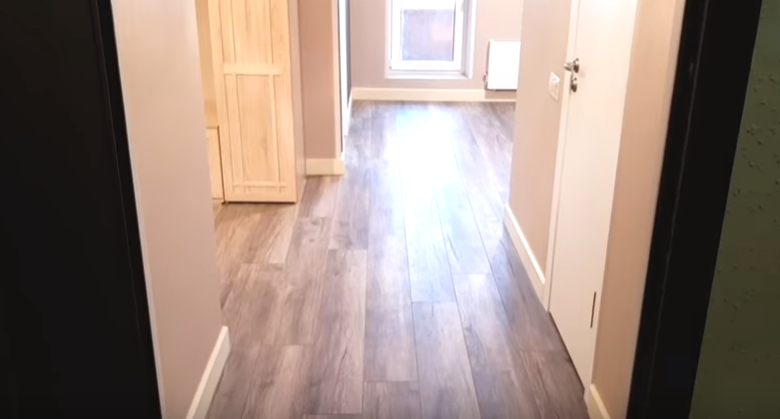 Вид от входной двери справа ванна, слева гостиная