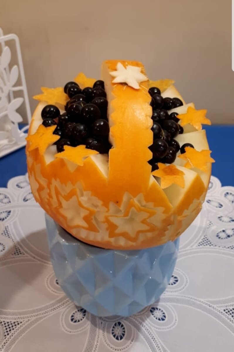 А на втором рисунке корзина из дыни, в ней смородина.