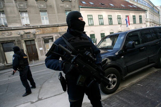 бронированный сотрудник. мобилизация сотрудников. броневик сша swat ,. бронированный сотрудник. броневик росгвардия камаз.