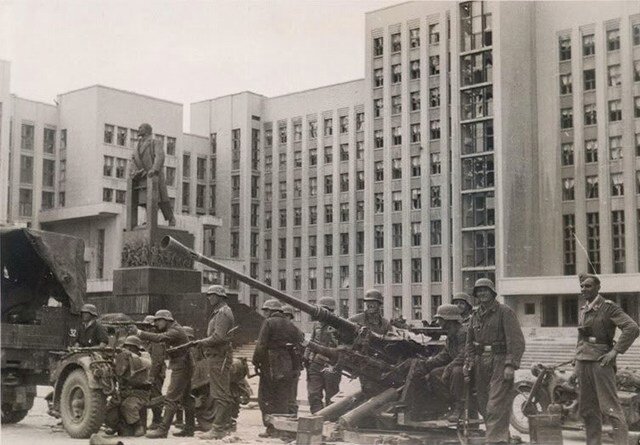 Немецкие солдаты перед Дома Правительства БССР. Минск, первая половина июля 1941 г. 