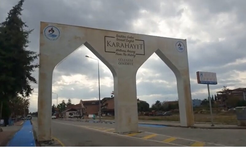 Въезд в Карахаит