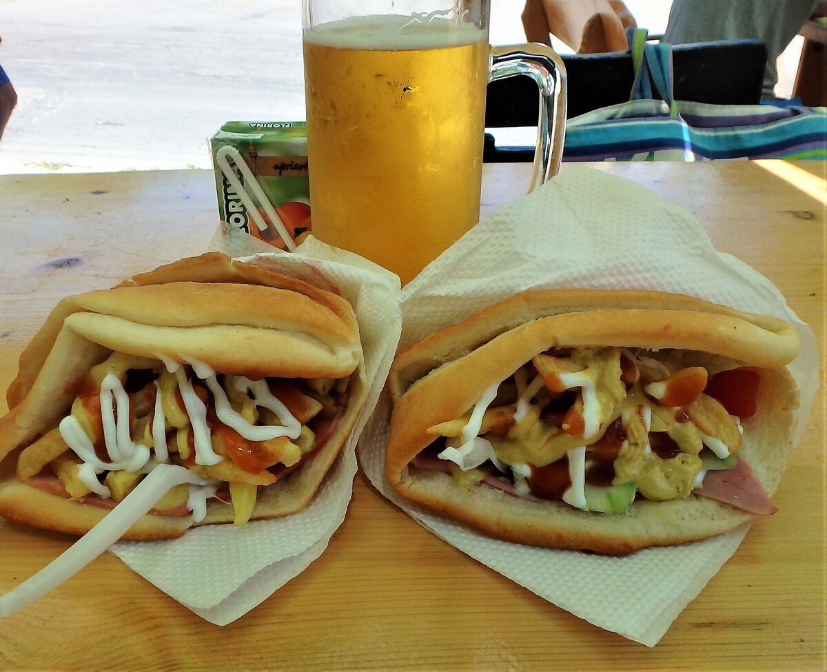 Местный фаст фуд. Фото автора