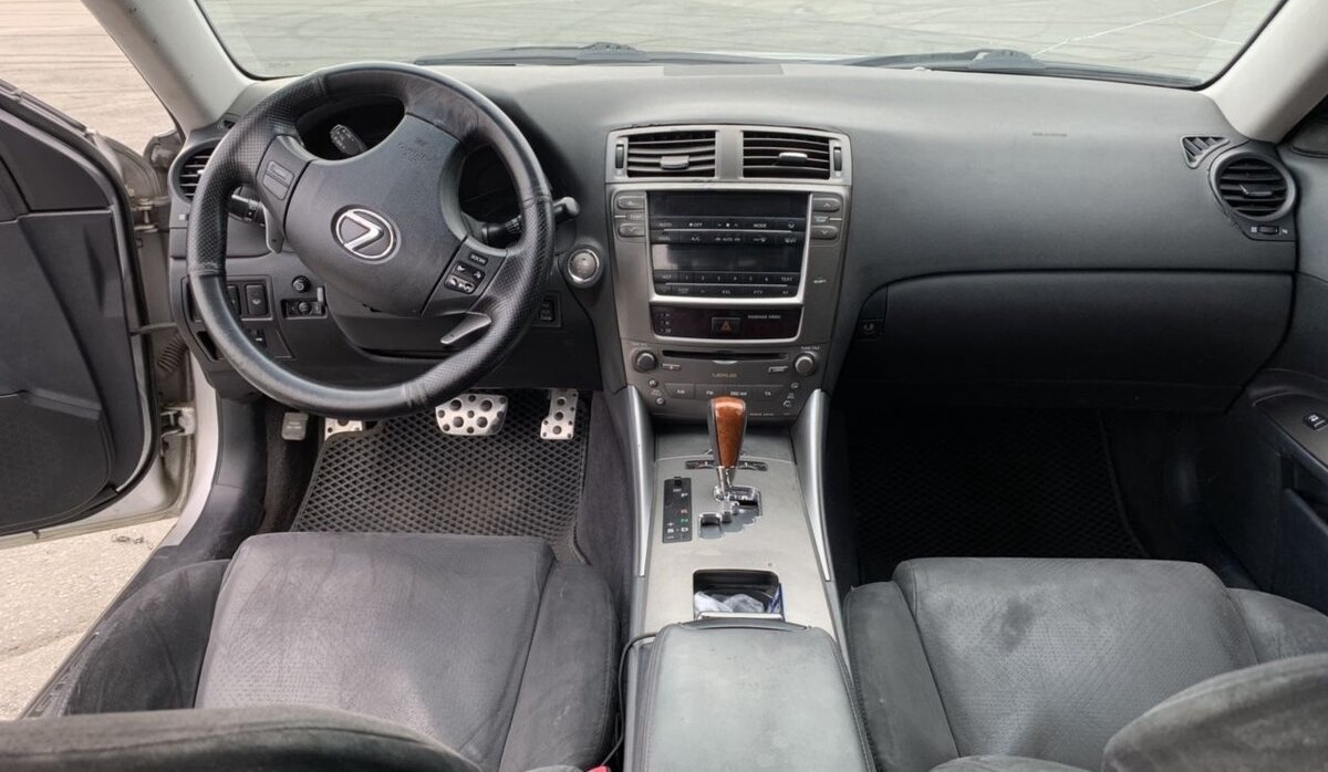 Что уж там говорить, а салончик-то утратил большую часть своего лоска и респектабельности...