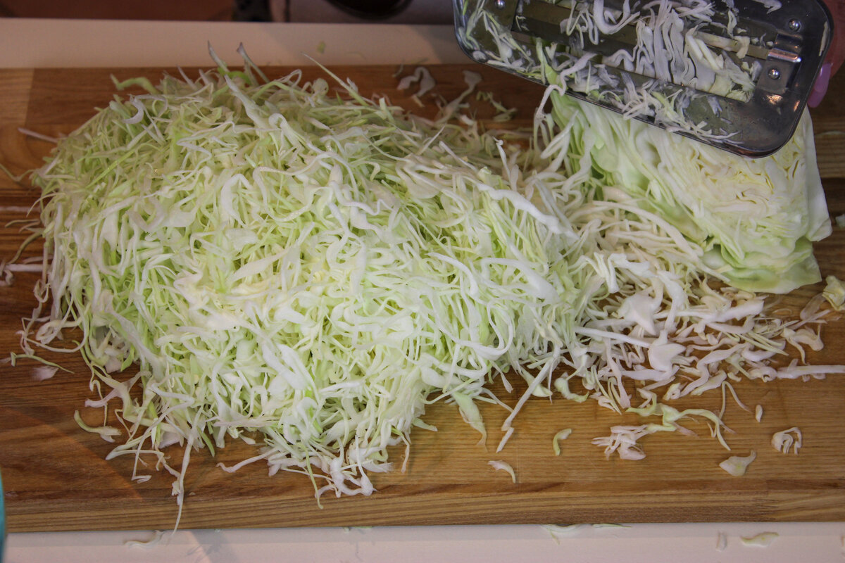 1 Капусту нашинковать. Я шинкую специальным ножом, можно и обычным.