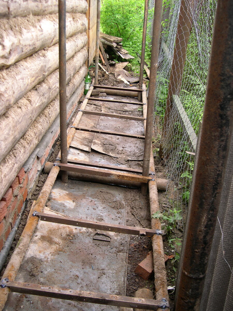 На землю положил старое кровельное железо в качестве гидроизоляции. Позже на железо положил рубероид.