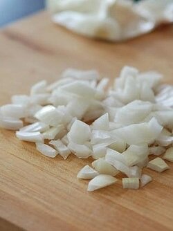 Лук нарежьте кубиками. Чеснок передавить на чеснок-давке.