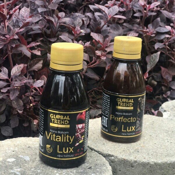 Нано-бальзам “PERFECTO LUX” — многофункциональный высококонцентрированный продукт, который представляет собой комплекс целебных природных ингредиентов для восстановления здоровья человека. 
 Оказывает омолаживающее, общеукрепляющее, тонизирующее действие.                  Нормализует обмен веществ и энергетический обмен.

 Повышает умственную и физическую активность.

 Оказывает положительное действие на состояние кожи и волос.

Рекомендуется применять как вспомогательное средство для предотвращения преждевременного старения организма, при истощении, слабости, после перенесенных заболеваний.

Растительный, водорастворимый Коэнзим Q-10 и Витамин Е – предотвращают появление морщин пигментных пятен, нормализуют кровообращение, замедляют старение клеток, поддерживают работу слизистой сетчатки глаза.

Ксантоны — это самые мощные природные антиоксиданты, натуральные химические соединения, которые помогают нашему организму нейтрализовать свободные радикалы.

Нано-бальзам VITALITY LUX Высококонцентрированный продукт, который представляет собой комплекс целебных ингредиентов: концентрата «Pavlov Spring » , коэнзима Q-10, нефильтрованного натурального свежевыжатого сока граната и мангостина, пчелиного маточного молочка.

Полностью сохранены все свойства натурального продукта– антиоксиданты, полифенолы, антоцианы, флавоноиды, резвератрол, заменимые и незаменимые жирные и фруктовые кислоты, минеральные вещества, пектины и волокна, витамины. 
Влияние продукта на организм
— Стимулирует и гармонизирует деятельность желез внутренней секреции: щитовидной железы, поджелудочной железы, надпочечников , половых органов;

— Нормализует показатели сахара в крови, профилактика осложнений сахарного диабета;

— Стимулирует и гармонизирует деятельность почек, кишечника, чем улучшает обменные процессы;

— Улучшает кровообращение мозга, органов зрения и слуха, обеспечивает эластичность и прочность кровеносных сосудов, стенок капилляров;

— Улучшает венозный отток, нормализирует тонус расширенных вен, снижает, уровень холестерина в крови;

— При регулярном применении Nano balsam “VITALITY LUX” — ускоряются процессы мышления, повышается восприятие и активизируется память;

— Он используется также как средство, восстанавливающее функции нервной системы, снижает состояние беспокойства;

— Повышает защитные силы организма и ускоряет процесс выздоровления при вирусно-инфекционных заболеваниях;

— Снижение риска обострения хронических воспалительных заболеваний мочеполовой сферы. Установлено, что 85% инфекций мочевыводящих путей (ИМП) вызваны кишечной палочкой, попадающей через уретру в мочевой пузырь.

— Повышает кислотность мочи, что сдерживает рост бактерий и снижает их способность прикрепляться к стенкам мочевого пузыря, тем самым предотвращая инфекцию и ускоряя выздоровление;

— Мочегонным, противовоспалительным действием, способны выводить соли и песок из мочевых путей;

— Помогает избавиться от избытка жидкости, вызванного предменструальным синдромом (ПМС);

— Помогает при отеках, связанных с заболеваниями сердечно-сосудистой системы;

— Имеет общеукрепляющее действие, профилактика простудных заболеваний.

Более подробную информацию посмотрите на сайте  "Компании GlobalTrend ".





