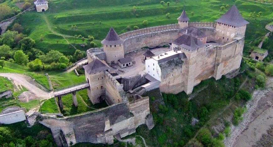  На протяжении веков хотинскую крепость неоднократно реконструировали и расширяли