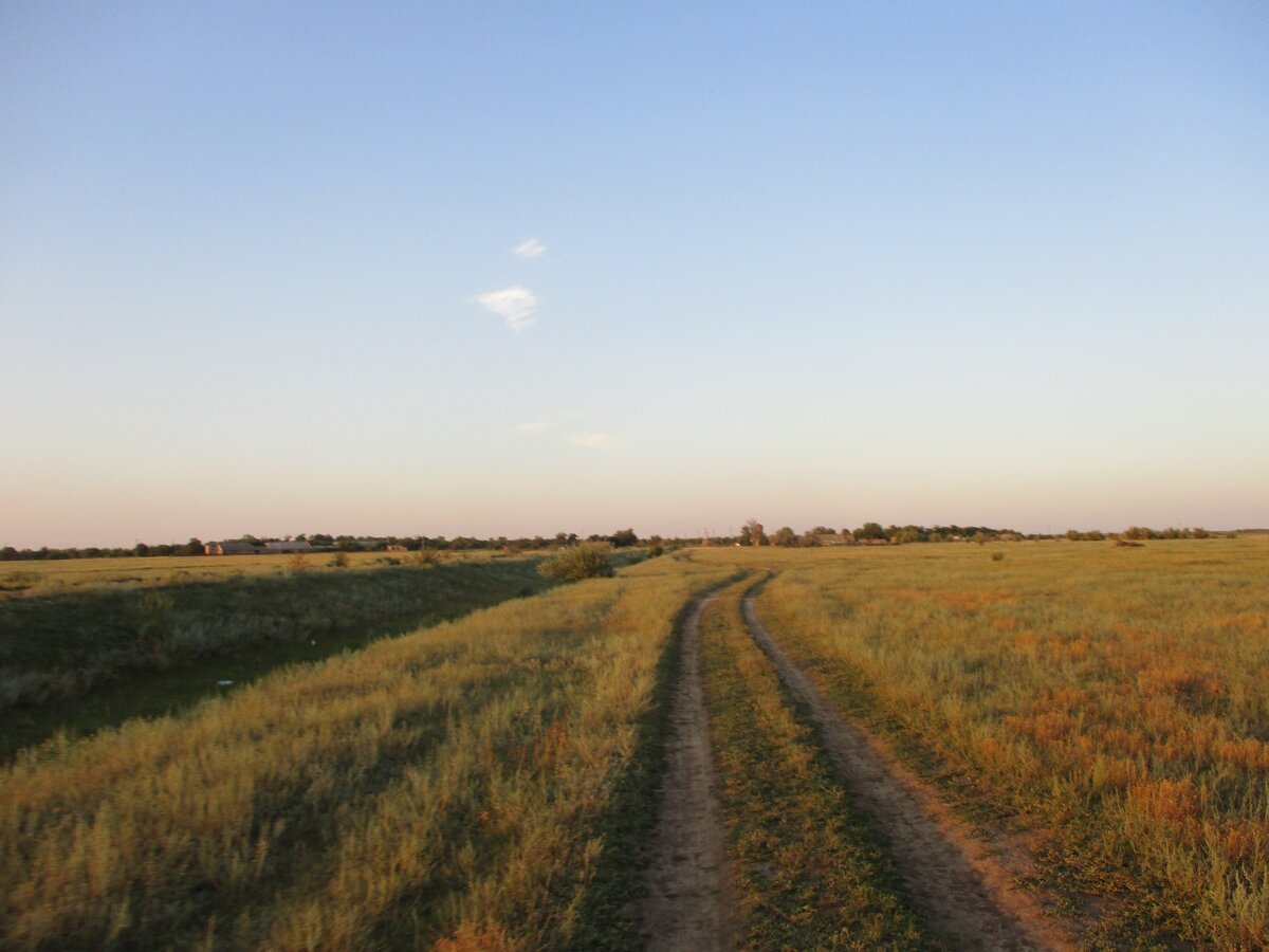 Дорога от села Комсомольское к станционному посёлку Тимофеево. Параллельно идёт разбитая асфальтированная дорога