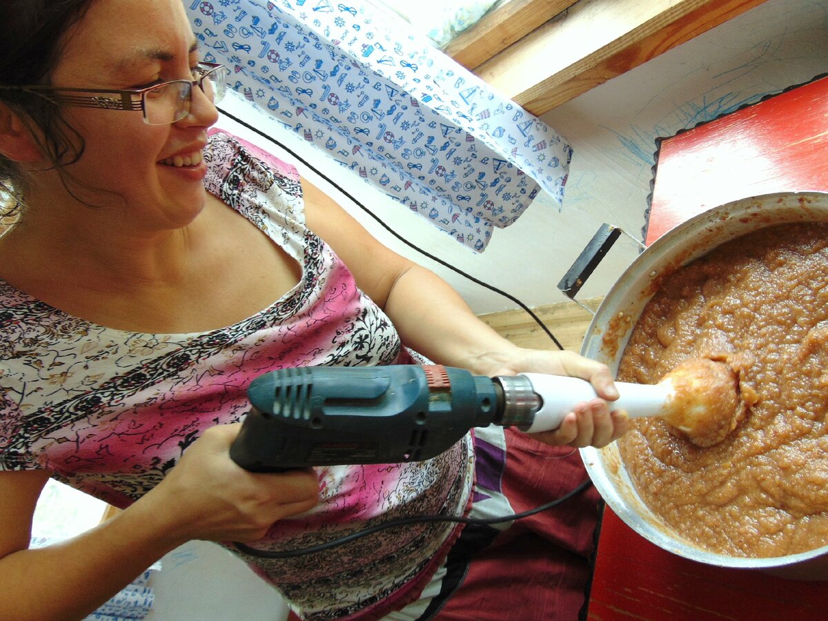 Бывает, блендер куда-то запсотишь - приходится дрелью варенье пробивать. Ничего страшного, главное - не сепетить!.. 