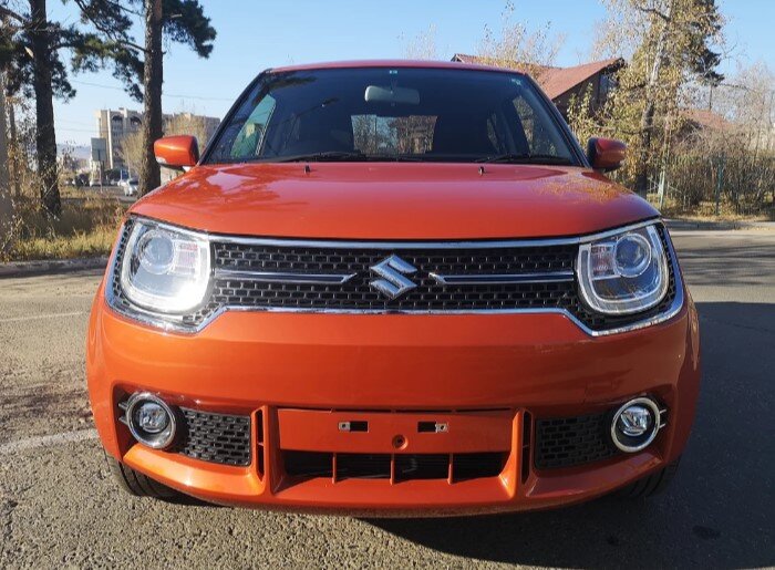 Агрессивные передние LED-фары и противотуманки и высокая посадка в авто