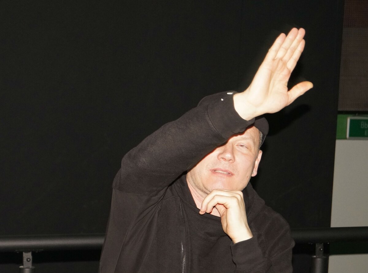 Евгений Бедарев приветствует публику