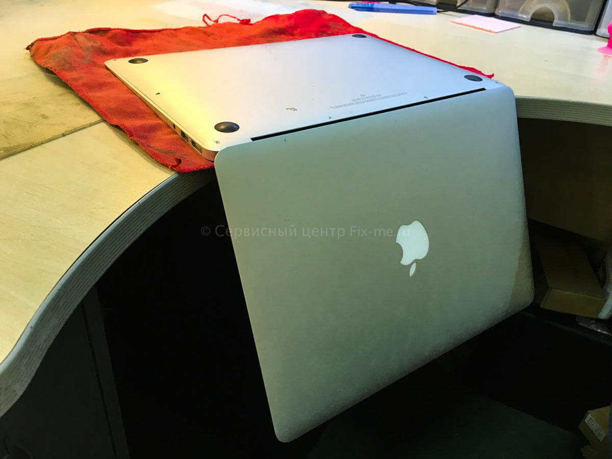 После залития переверните Macbook в раскрытом состоянии клавиатурой вниз на стол.