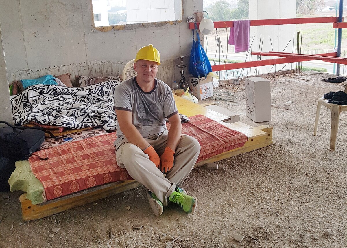 Это мой друг Максим, с которым я вместе работал на стройке в Израиле. Кровать принадлежит арабу, который ночевал прямо на стройке.
