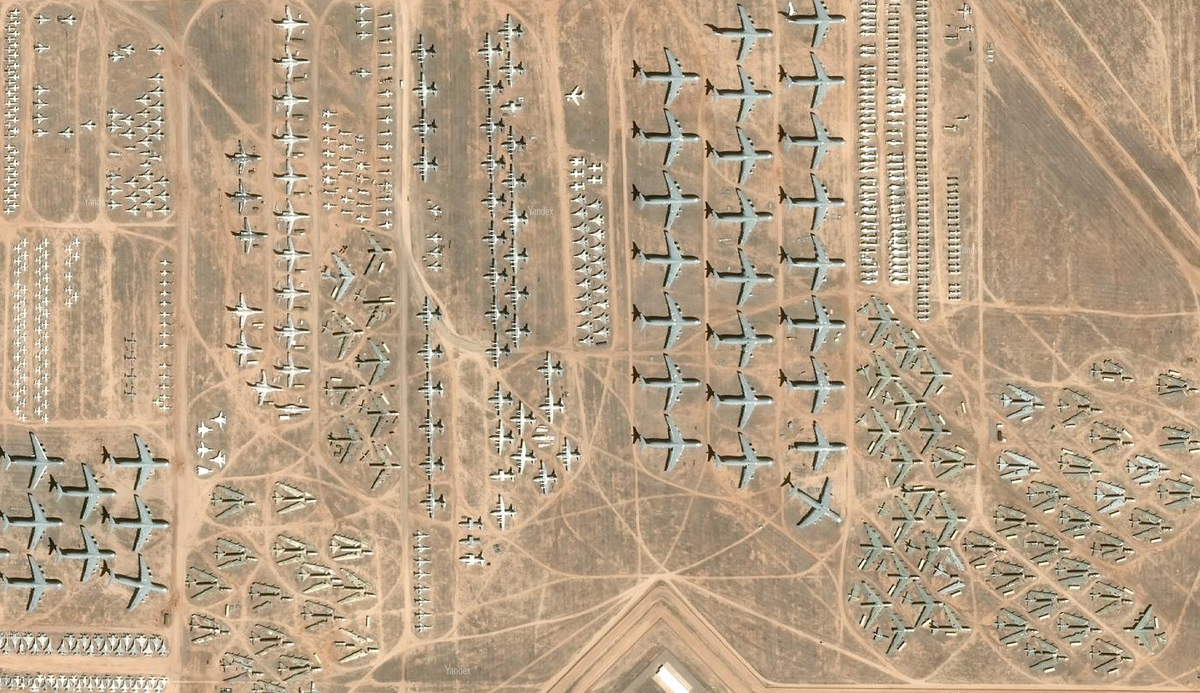 Площадь с множеством самолетов - что это? Листайте->