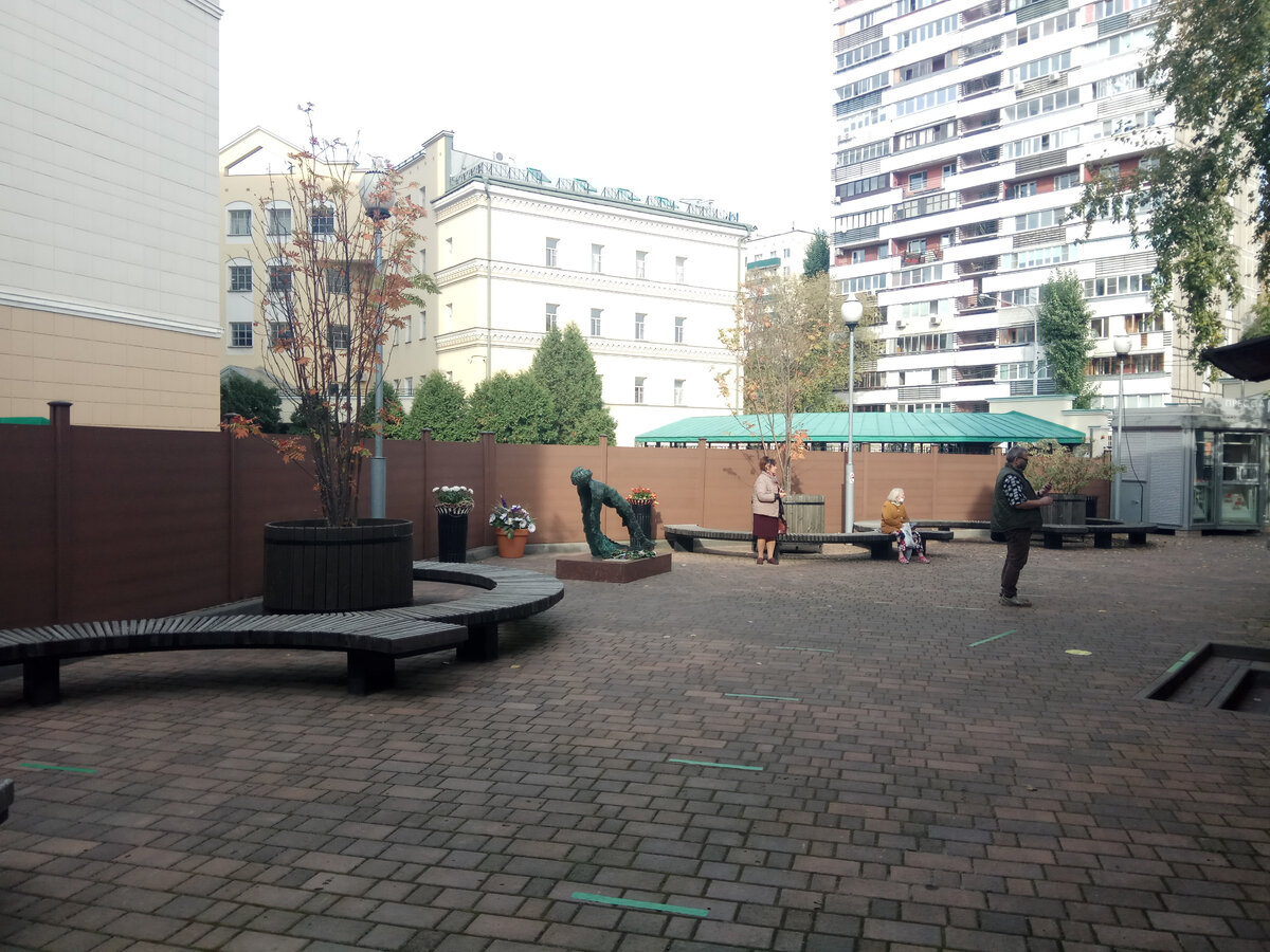 памятник есенину в москве на есенинском бульваре