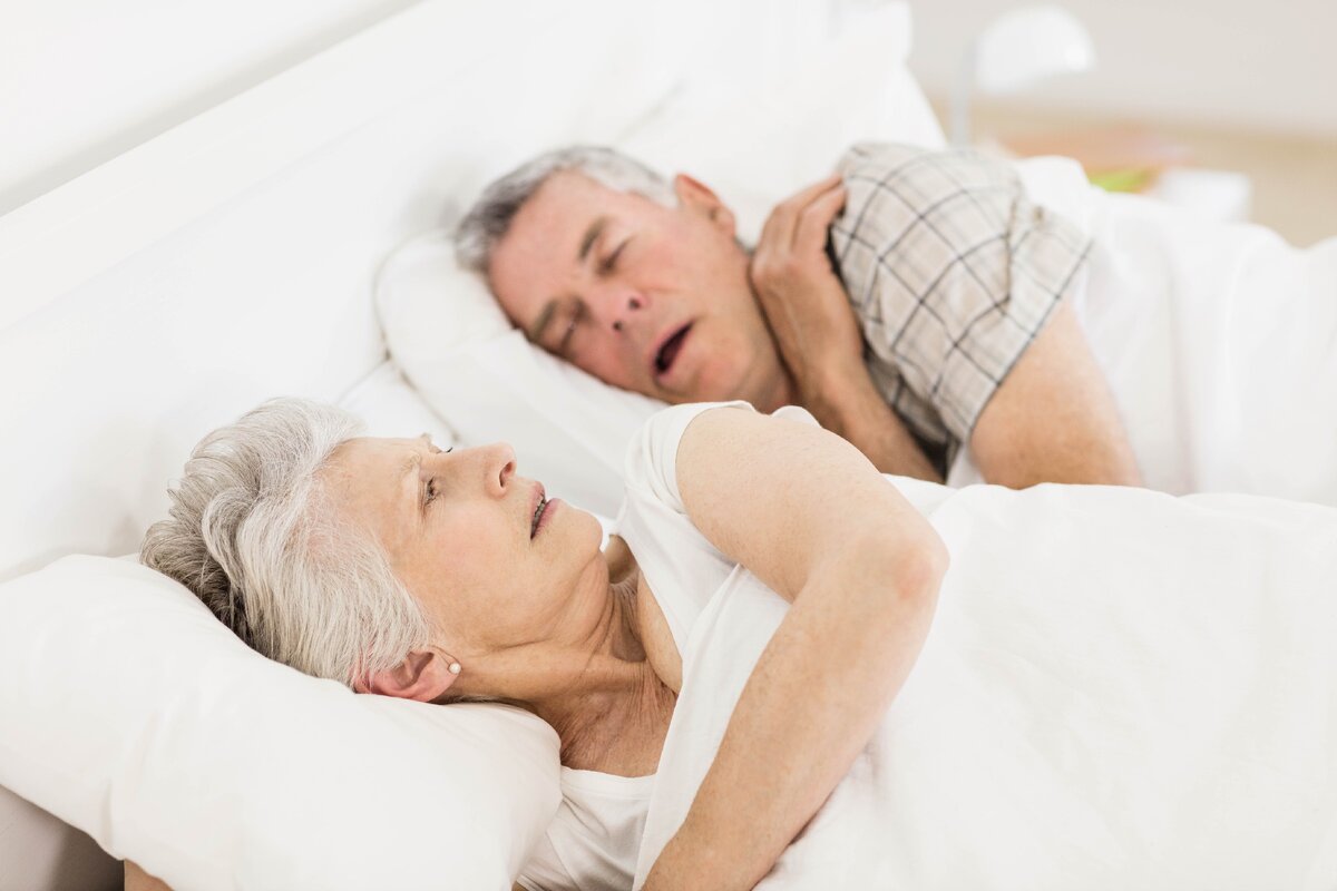 Пожилые женщины в постели. Пожилая пара в постели. Пожилая пара в кровати. Картинки для пожилых вдвоём в постели.