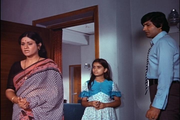 Кадр из фильма -  Родители и дети / Zindagi (1976) с маленькой Падмини Колхапуре