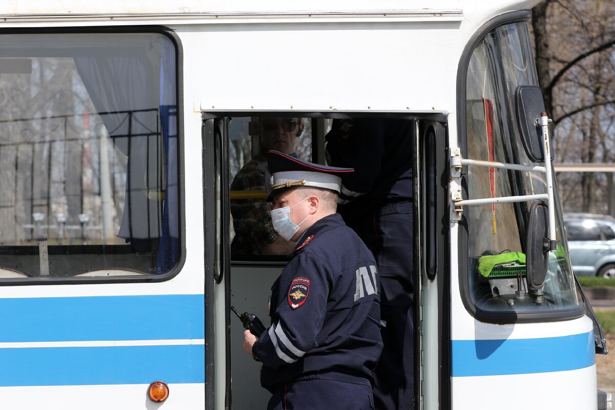 подготовить ретроавтобус достаточно трудная задача с разными техническими и бюрократическими нюансами. Сотрудники 5 ОСБ ГИБДД Москвы убедились, что автобус обладает всеми допусками для перевозки пассажиров