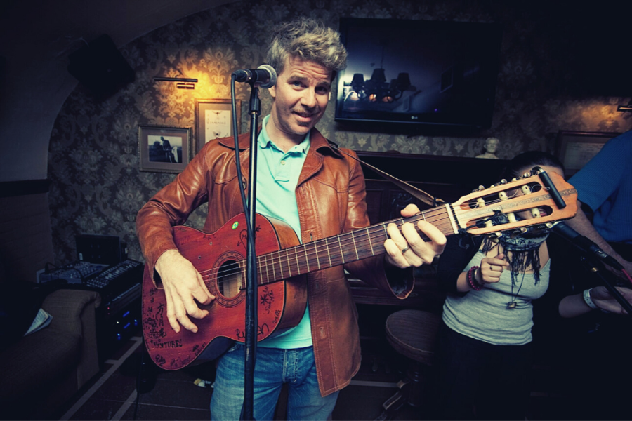 Дэвид Браун со своей группой часто даёт концерты в России