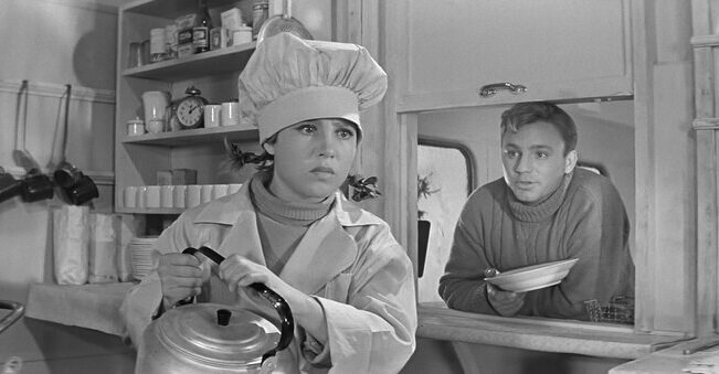 Здесь кормят бесплатно и сколько влезет, но и жизнь тут не сахар. Кадр из фильма «Девчата» (1961). Скриншот.
