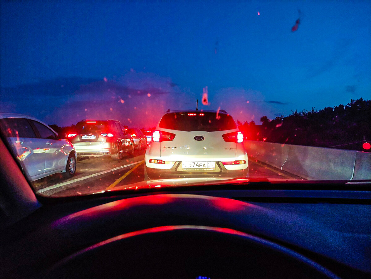 Особенно "ярко" их видно в пробке при освещении стекла фонарями впереди стоящих машин