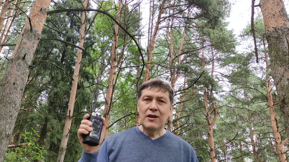В условиях плотного леса - особенно с перепадами высот (не при связи с холма на холм, а когда возвышенности между точками связи) радиостанции диапазона 27 МГц производства КБ Беркут обеспечивают более дальнюю и стабильную радиосвязь, чем любые импортные портативные радиостанции