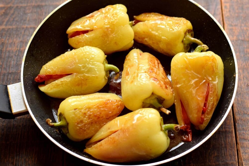 Болгарский перец с чесноком и зеленью. Жареный болгарский перец. Перец жареный на зиму. Как можно пожарить болгарский перец на шампурах. Фаршированный дунганский перец.