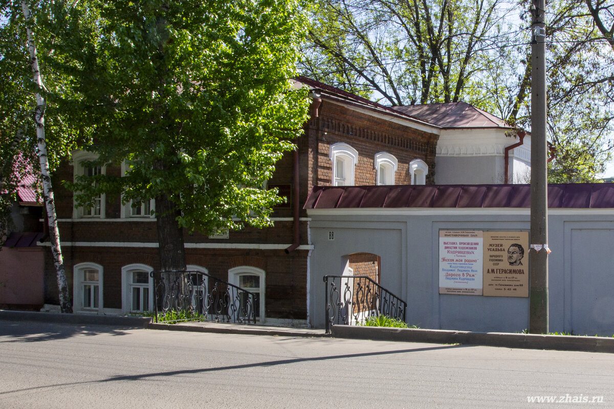 Будучи в Мичуринске и знакомясь с достопримечательностями этого славного города  мы, после осмотра Боголюбского кафедрального собора (о котором подробно рассказывали в нашей предыдущей публикации,...-2