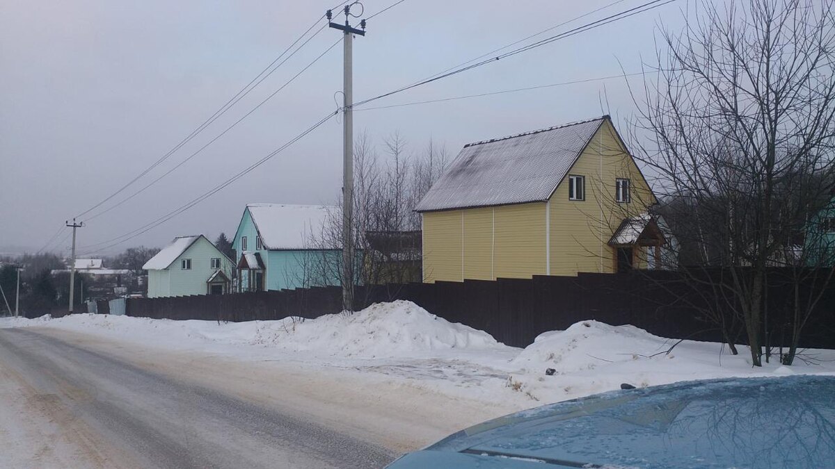 Мы выбрали для просмотра один из поселков, у которого самый удобный выезд к Новорижскому шоссе.