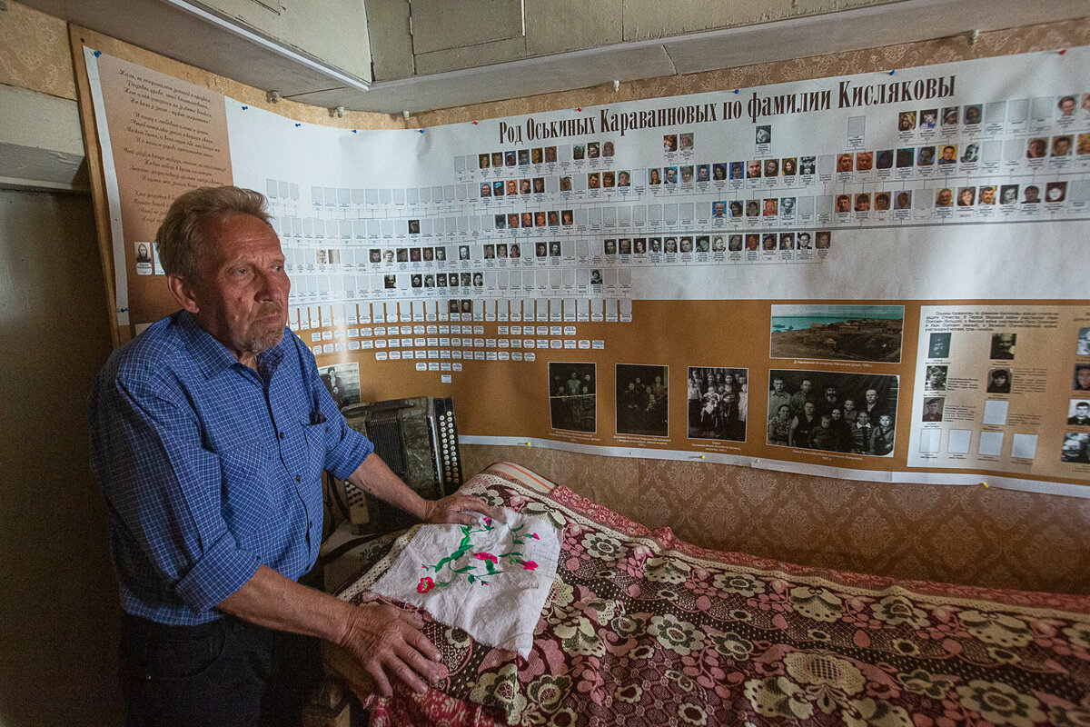 Хозяин родового дома на фоне родословной своей семьи. Усть-Цильма, Республика Коми. Фото автора статьи 