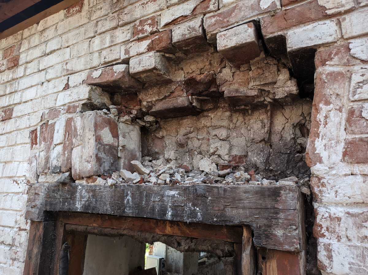 Повреждённая кладка. 