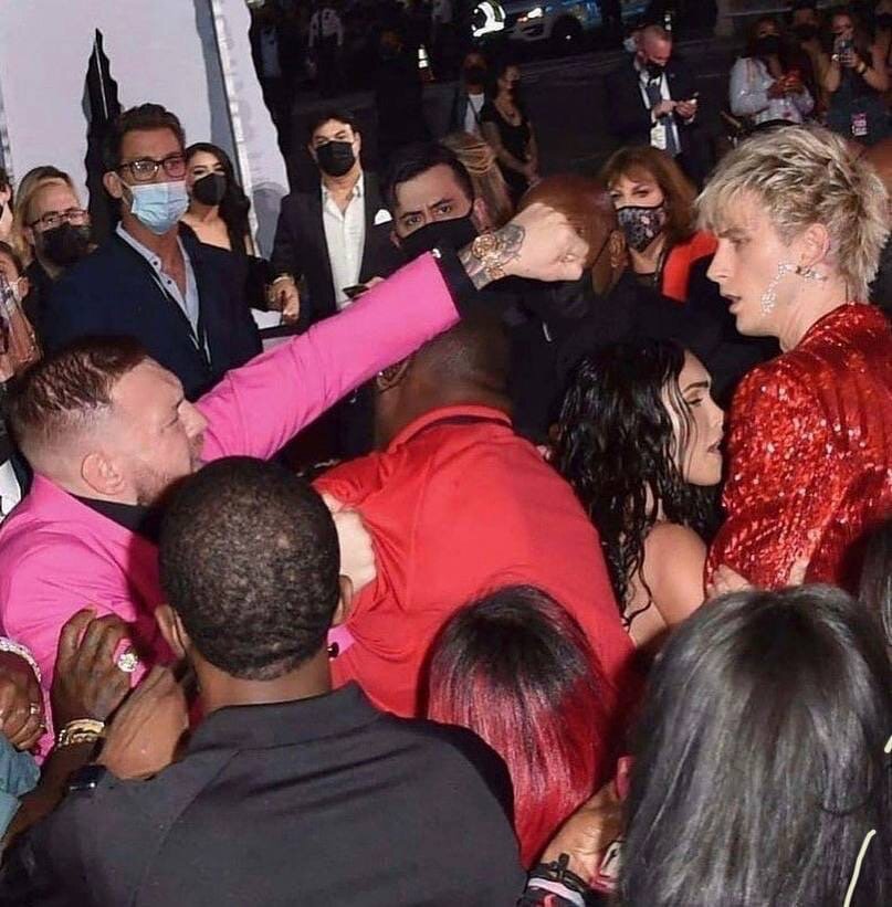 Конор Макгрегор попытался избить бойфренда Меган Фокс.

Произошло всё на премии MTV, где ирландец кинулся со своими кулаками на Machine Gun Kelly. Рэпер и боец ММА, неплохая афиша. По слухам, началось всё из-за отказа сделать фото. 