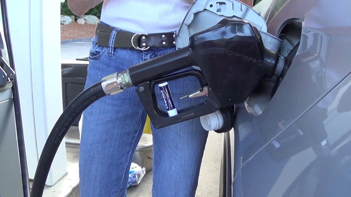 На заправке. Фотография из открытого источника. 