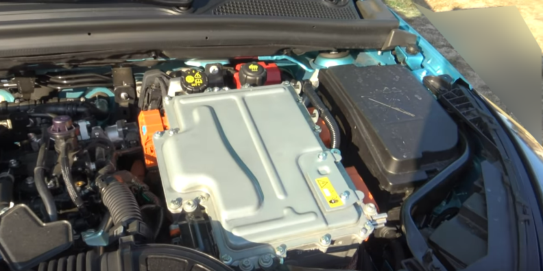 Подкапотное пространство справа.