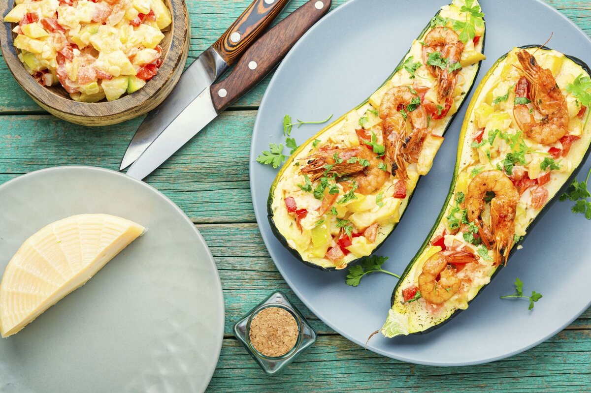 Запеченные кабачки с креветками, помидорами и сыром